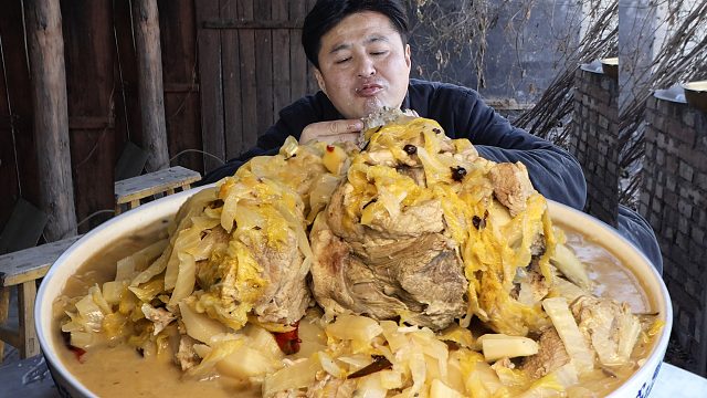 100元买10斤大棒骨，做个酸菜炖大骨，大口啃肉，大口喝酒