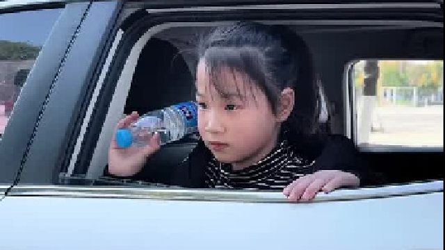 小女孩突然拿瓶子砸我，原来是为了自救