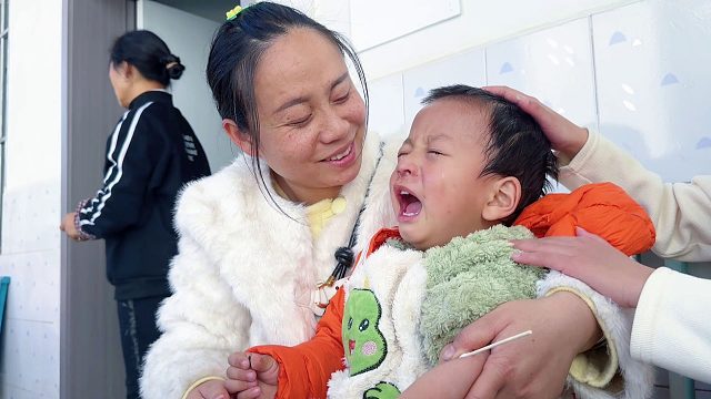 两岁半宝宝生病，去医院抽血化验，反应出人意料！