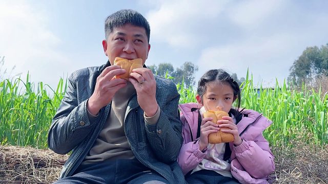 父女俩下地干活，中午不回家吃饭，看看在地里吃的啥？