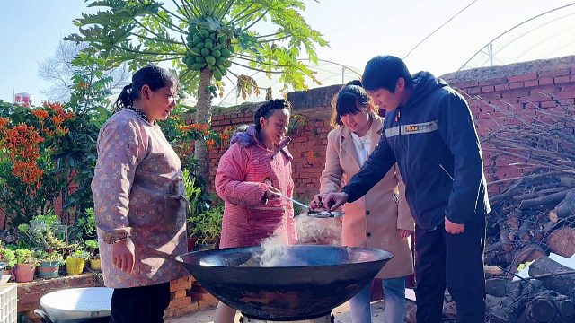婆媳在家油炸人工菌，香味飘出整个村庄，把表兄弟都惹来了