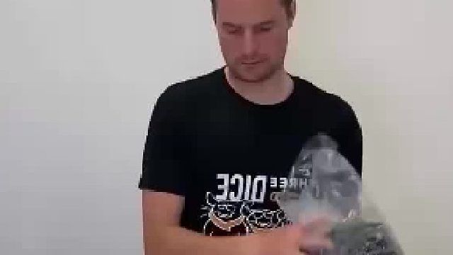 用一万颗骰子制作人物画像