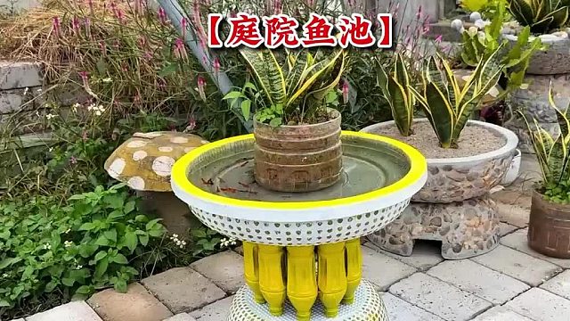男人利用塑料瓶和几个塑料筐，竟然制作出一座小巧精致的庭院鱼池！