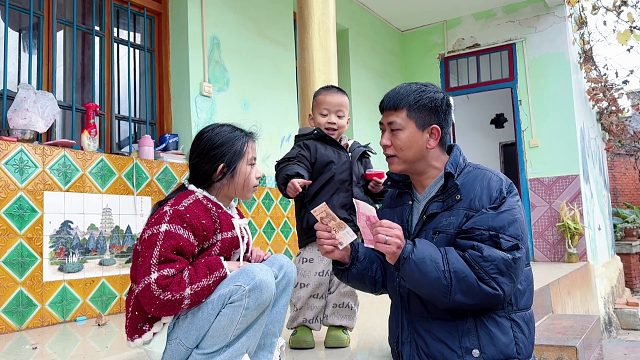 农村爸爸去卖废品，回家给孩子发压岁钱，女儿做法出乎意料！