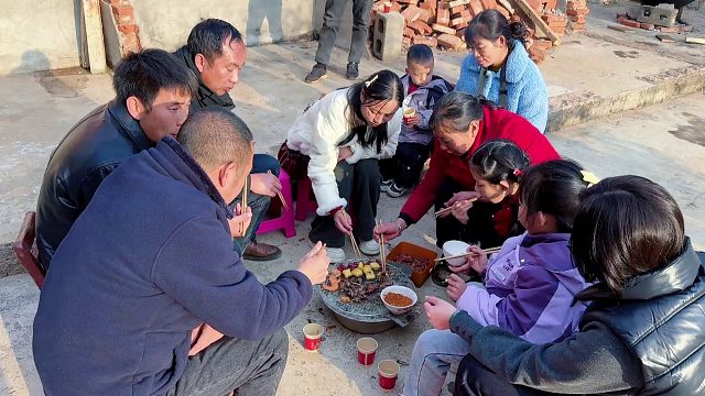 云南农村过春节，一家人其乐融融，围着火炉吃烧烤