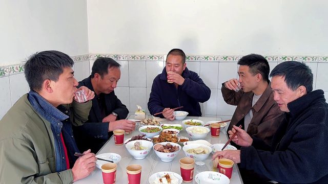 云南农村过年蹭饭，亲戚热情款待，还是农村人实在