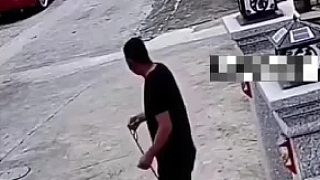 男子牽繩出去遛狗，剛出門狗狗就僵硬了，監(jiān)控拍下全過程