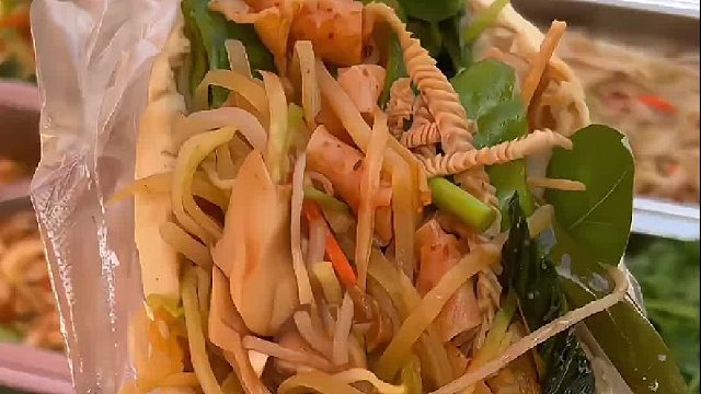 河南街头2元一份的烧饼夹菜，这是回到了二十年前吗？