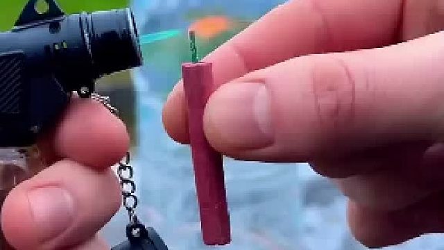 男人将各种大小的鞭炮，分别放进瓶子里测试伤害，结果意外了