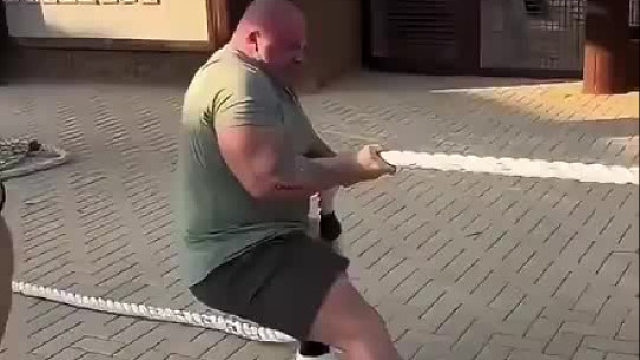 国外猛男和老虎拔河，人类的一双麒麟臂，竟打不过老虎一张嘴！