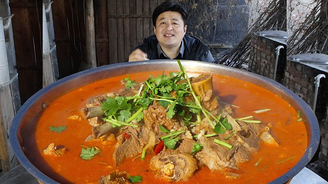 2根羊蝎子，1扇羊排，做成红焖羊蝎子，贴骨肉就是香，太过瘾了