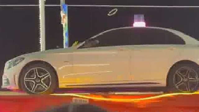 一百元五个圈，套中五个圈，奔驰才能开走