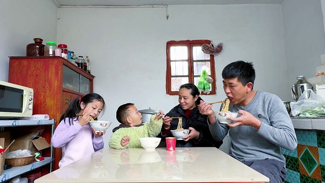 过年吃肉吃腻了，媳妇下厨煮4碗面，全家人吃得真香