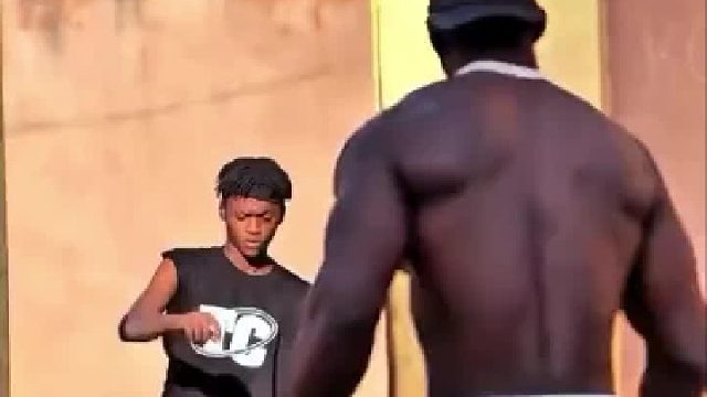 这厮也真是能抗啊... 最凶的表情接最怂的下场...