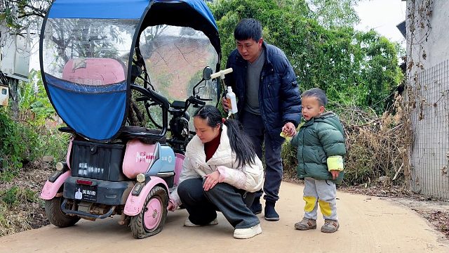 妈妈车坏在路上，儿子连忙叫来爸爸，结果出乎意料！