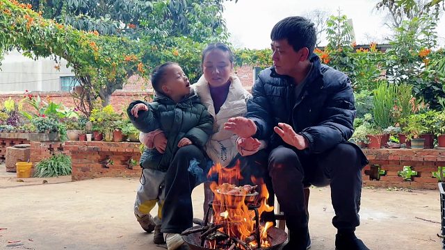 农村小夫妻结婚10年，老公银戒指突然变黑，媳妇看见改变了做法