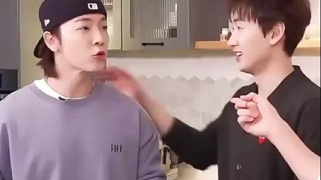 当蓝人听到“元英转圈”在中国播放量的反应