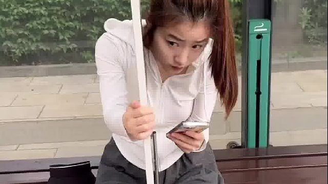 我看谁敢跟我一块等车？