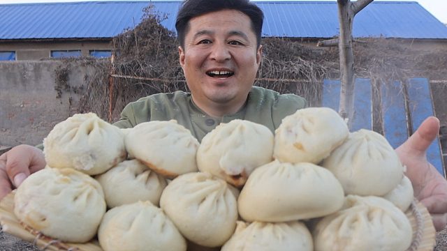 儿子就爱吃包子，给他做老面猪肉白菜馅包子，用柴火蒸熟，真香