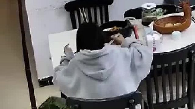 姐姐叫弟弟吃饭，弟弟玩手机不甘不愿出来，把手机一甩惹怒了姐姐