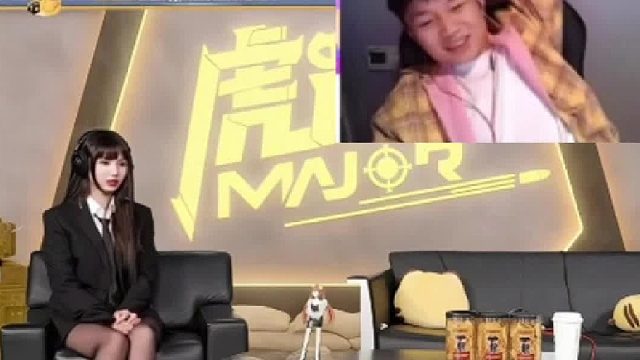 抱抱熊光脚解说太抽象！旁边的人有些碍眼了