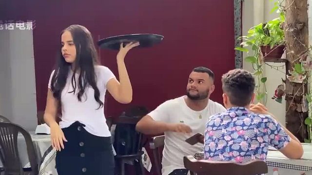 男子故意绊倒女服务员，还强行给她拍照