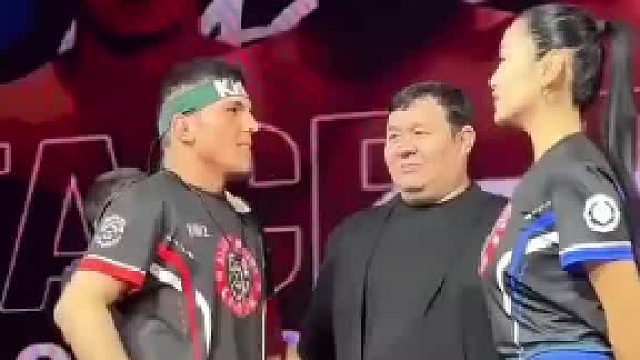 拳击比赛现场一幕，女生当场来了下马威