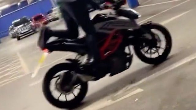 帽子叔叔：慌死了。兄弟：衣角微脏。