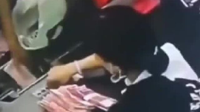 75岁老人去银行存钱，工作人员把钱甩地上，被老人怀疑故意的