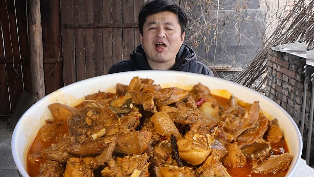 朋友送来两只大肥兔，做个“红烧兔肉”，肉香味美，嘎嘎好吃