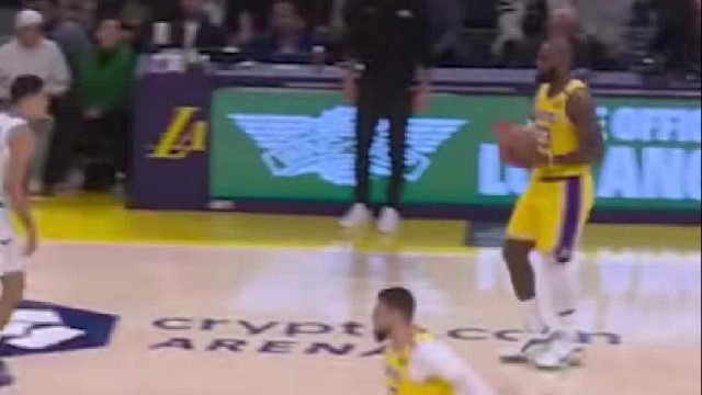 老詹40岁仍能飞，滑翔隔扣看待布朗尼