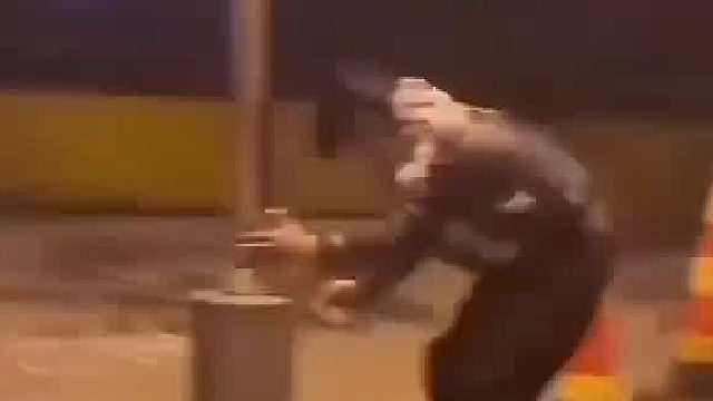 路灯杆：这么晚了还在练醉拳
