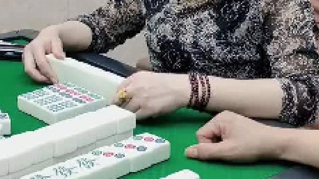 哦吼！小姐姐有胆量哈。列牌还敢亮吗？