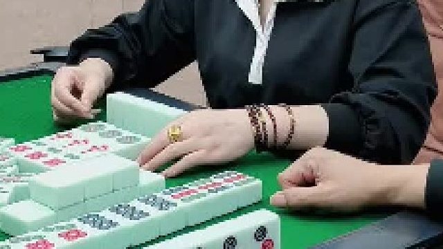 哦吼！小姐姐这牌你胡的有意思吗？