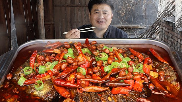 买一条野生大草鱼，做个家常烤鱼，简单好做，香辣美味，过瘾