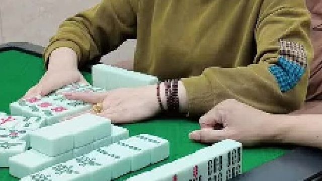 哦吼！小姐姐我列好的牌。怎么会搞输了呢？