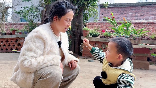 2岁宝宝水库边捡鱼，回家拿给妈妈吃，网友：儿子真孝顺！