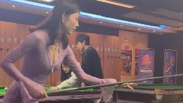 假扮街头摄影师 整蛊情侣