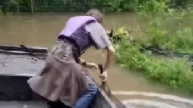 女子找到在家小红猪