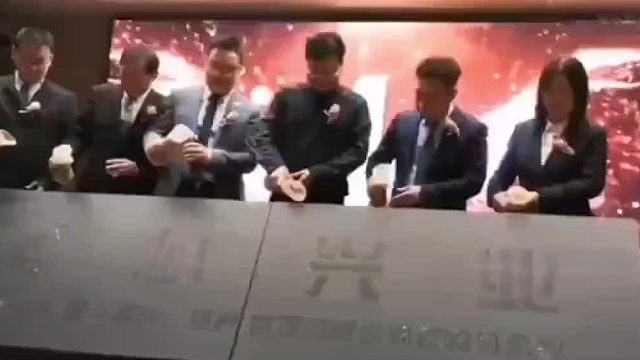 右边那个女的，这智商是怎么混到高层的？差点搞砸开业仪式……