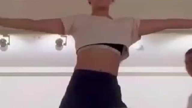 韩国美女私教锻炼，不料配合失误