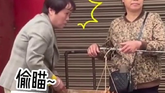 看似是在买东西 实际俩人在演对手戏