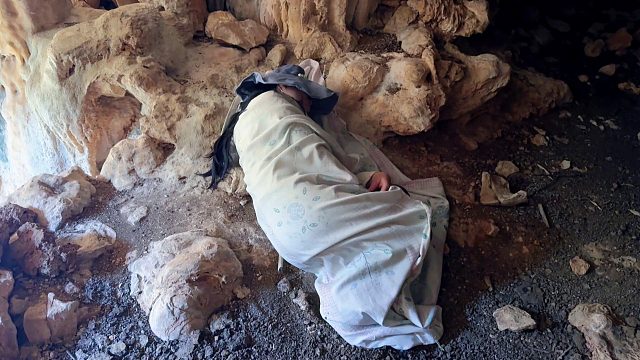 小伙探秘野人洞，看见洞里躺着一个女子，吓得不敢靠近