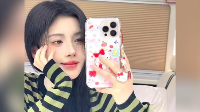 鞠婧祎的对镜自拍好可爱