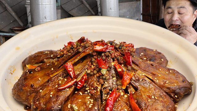 吃这道干锅辣鸭头，必须配好酒，酒香肉也香，啃的停不下来