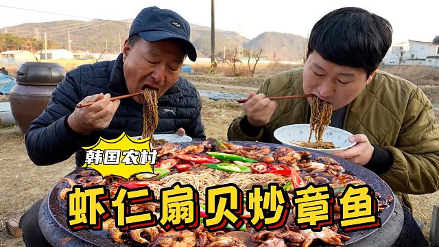 和爸爸一起吃虾仁扇贝炒章鱼，配上吸满汤汁的面条，味道太赞了！