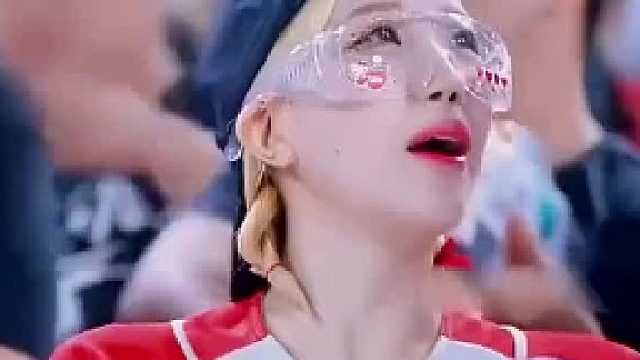 赛场外的啦啦队美女，脚上的动作亮了，易出水体质！