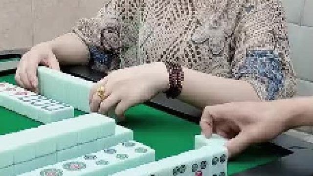 哦吼！小姐姐喜欢扯皮。明明还有十二张牌。孝感可以亮牌吗？