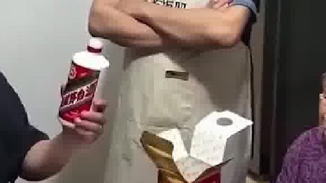 大哥炒完菜出门天塌了儿子在原地不知所措大哥无奈接受!