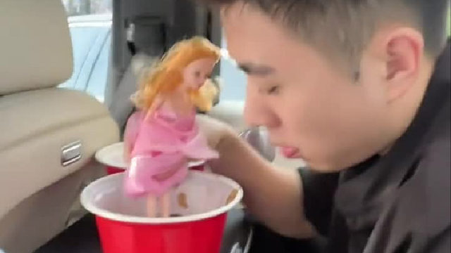 对不起了侄女，商家没放筷子…